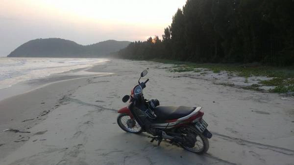 Xe máy và xe đạp là hai phương tiện di chuyển chủ yếu trên đảo. Ảnh: ST Xe máy và xe đạp là hai phương tiện di chuyển chủ yếu trên đảo. Ảnh: ST