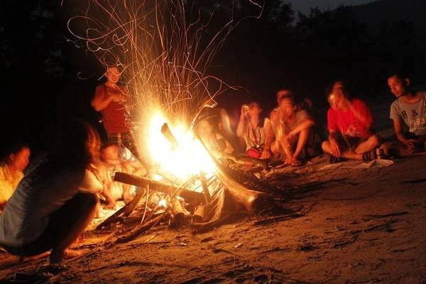 Đốt lửa trại là một hoạt động thú vị bạn có thể làm vào buổi tối trên đảo. Ảnh: ST Đốt lửa trại là một hoạt động thú vị bạn có thể làm vào buổi tối trên đảo. Ảnh: ST