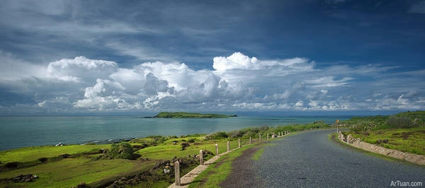 Con đường tuyệt đẹp trên đảo, phía xa xa là hòn Tranh. Ảnh: Lê Anh Tuấn/flickr.com