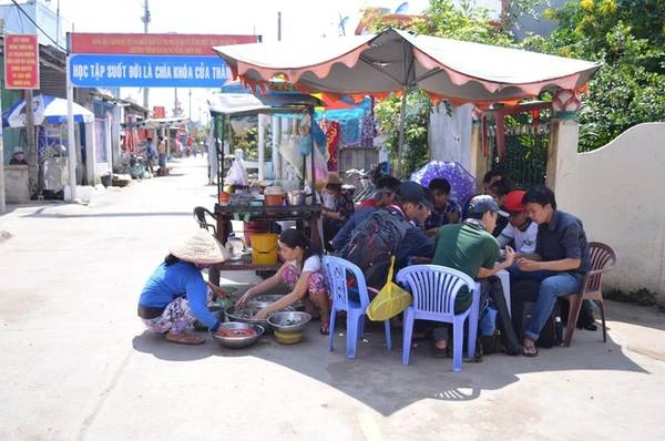 Hiện nay, hàng quán ở Thạnh An đã nhiều hơn trước, tập trung đông nhất ở chợ gần ủy ban xã và rải rác theo con đường chính qua khu dân cư trên đảo. Ảnh: Má Lúm Hiện nay, hàng quán ở Thạnh An đã nhiều hơn trước, tập trung đông nhất ở chợ gần ủy ban xã và rải rác theo con đường chính qua khu dân cư trên đảo. Ảnh: Má Lúm