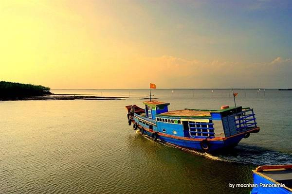 Tàu gỗ ra đảo Thạnh An. Ảnh: Ảnh: mocchan Panoramio Tàu gỗ ra đảo Thạnh An. Ảnh: Ảnh: mocchan Panoramio