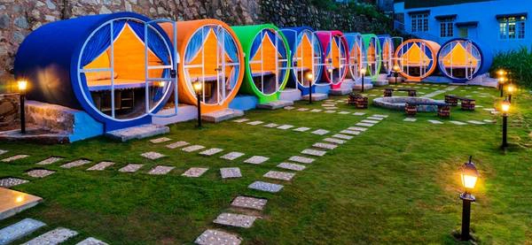 Hostel được thiết kế độc đáo bằng những ống trụ bê tông ốp gỗ nhiều màu sắc. Ảnh: The Circle Vietnam Hostel được thiết kế độc đáo bằng những ống trụ bê tông ốp gỗ nhiều màu sắc. Ảnh: The Circle Vietnam