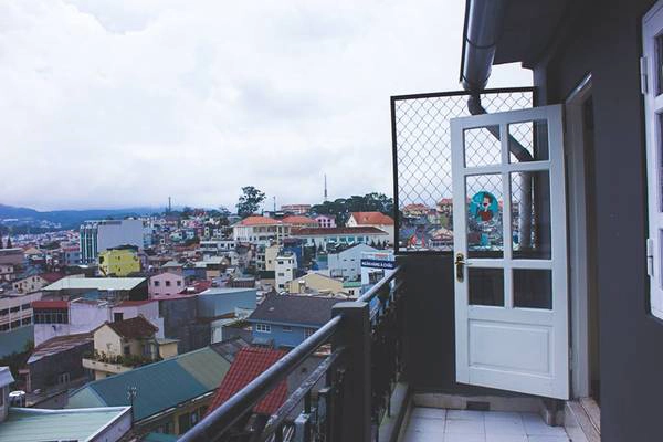 Phía ngoài là một ban công nhỏ có thể nhìn ra thành phố. Ảnh: Yolo Phía ngoài là một ban công nhỏ có thể nhìn ra thành phố. Ảnh: Yolo