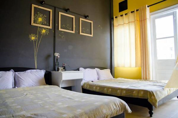 Phòng Gap Room, sự đối lập giữa 2 gam màu vàng và xám. Ảnh: Beepub Phòng Gap Room, sự đối lập giữa 2 gam màu vàng và xám. Ảnh: Beepub