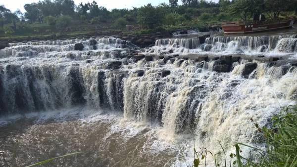Lọt thỏm giữa những vườn trái cây sai quả, thác Đá Hàn vừa mang nét hùng vĩ của thiên nhiên, vừa mang cảm giác thanh bình yên ả của làng quê trong ngày hè. Ảnh: Tiểu Duy Lọt thỏm giữa những vườn trái cây sai quả, thác Đá Hàn vừa mang nét hùng vĩ của thiên nhiên, vừa mang cảm giác thanh bình yên ả của làng quê trong ngày hè. Ảnh: Tiểu Duy