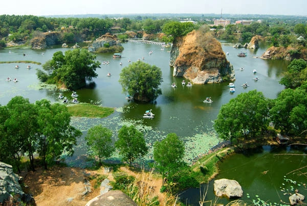 Với diện tích hồ rộng lớn và nhiều ngọn núi tạo thành nên ở đây rất hợp để đạp vịt, chèo thuyền và câu cá. Ảnh: ST Với diện tích hồ rộng lớn và nhiều ngọn núi tạo thành nên ở đây rất hợp để đạp vịt, chèo thuyền và câu cá. Ảnh: ST