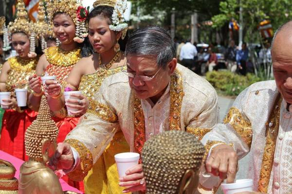  Ngày đầu tiên của năm mới, người dân ăn mặc thật đẹp rồi đội mâm lễ đến chùa cúng Phật. Ảnh: en.wikipedia.org