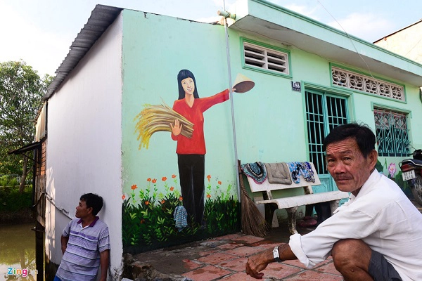 Một người dân nơi đây nói vui: "Từ lúc có cô gái đứng chào làm mấy ông đi gánh nước té hoài". Một người dân nơi đây nói vui: "Từ lúc có cô gái đứng chào làm mấy ông đi gánh nước té hoài".