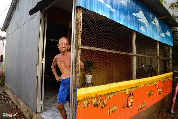 Ông Nguyễn Văn Chung (70 tuổi) cho biết bức họa do các họa sĩ tự lên ý tưởng và thực hiện. Ông Nguyễn Văn Chung (70 tuổi) cho biết bức họa do các họa sĩ tự lên ý tưởng và thực hiện.