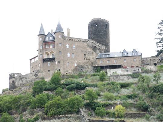 Lâu đài Mèo (Cat castle) được xây dựng vào nửa sau thế kỷ 14. Từ năm 1989 lâu đài trở thành tài sản của một người Nhật và hiện đang được dùng làm khách sạn Lâu đài Mèo (Cat castle) được xây dựng vào nửa sau thế kỷ 14. Từ năm 1989 lâu đài trở thành tài sản của một người Nhật và hiện đang được dùng làm khách sạn