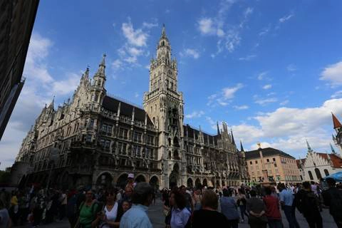 Nhà thờ Frauenkirche tại quảng trường Marienplatz. Nhà thờ Frauenkirche tại quảng trường Marienplatz.