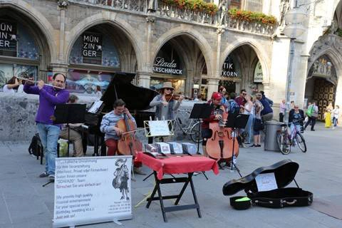 Ban nhạc hòa tấu nhạc Beethoven biểu diễn trước nhà thờ Frauenkirche. Ban nhạc hòa tấu nhạc Beethoven biểu diễn trước nhà thờ Frauenkirche.