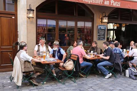 Bia Đức luôn được du khách ưa chuộng khi đến Munich, nơi tổ chức lễ hội bia Oktoberfest hàng năm. Bia Đức luôn được du khách ưa chuộng khi đến Munich, nơi tổ chức lễ hội bia Oktoberfest hàng năm.