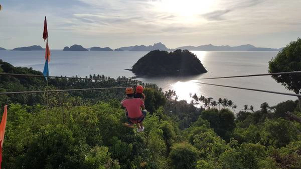 Chơi zipline ở bãi biển Las Cabanas.