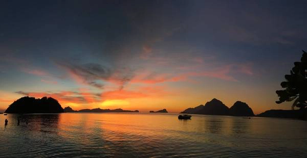 Ngắm hoàng hôn ở Las Cabanas.
