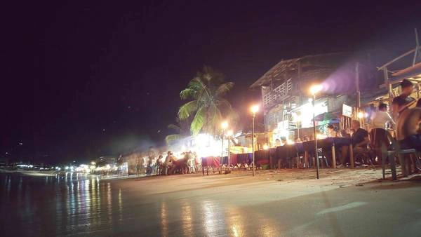 Thưởng thức bữa tối bên bãi biển.