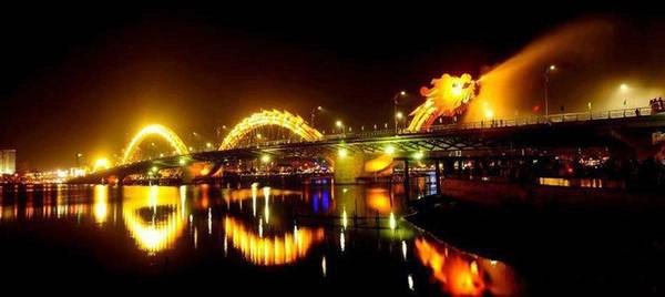 Ngắm cầu Rồng phun nước vào cuối tuần. Ảnh: ST Ngắm cầu Rồng phun nước vào cuối tuần. Ảnh: ST