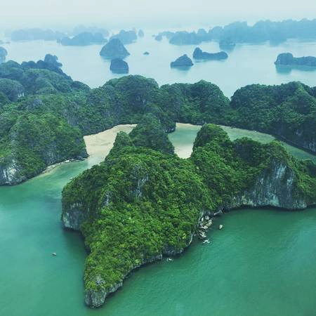 Ngồi trên thủy phi cơ bạn sẽ được nhìn thấy một Vịnh Hạ Long chưa bao giờ đẹp đến thế. Ảnh: @haiauaviation