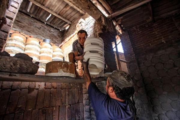  Các lò nung gốm ở đây thường bé. Điểm đặc biệt của gốm Kim Lan là các sản phẩm không quá cầu kỳ về chi tiết mà tạo được sự tiện dụng, thoải mái cho người dùng.