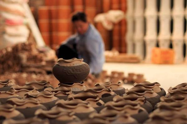     Sản phẩm chính của làng gốm Kim Lan chủ yếu phục vụ cho sinh hoạt trong cuộc sống hàng ngày. Bạn có thể tìm thấy các sản phẩm như bình, vại gốm, chậu cảnh, lư hương cho đến chén, bát, ống đựng tăm… từ bình dân đến cao cấp.