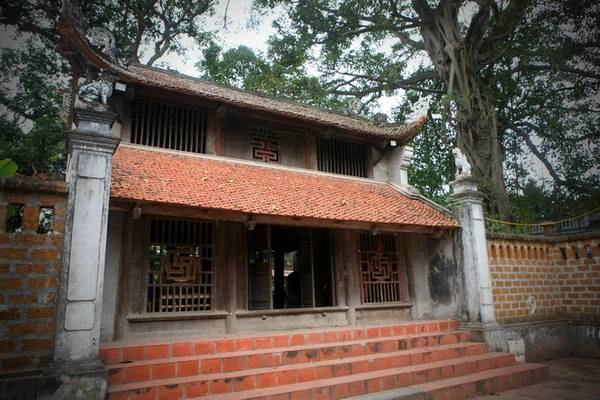 Chùa Mía (tên chữ: Sùng Nghiêm tự) là một ngôi chùa ở xã Đường Lâm, Sơn Tây, Hà Nội. Xưa kia, vùng này là Cam Giá, tên Nôm là Mía, nên chùa này được quen gọi là chùa Mía. Từ ngoài vào, tam quan nhà chùa nằm ngay dưới tán cây đa cổ thụ 400 năm tuổi, trông rất cổ kính, thâm nghiêm. Chùa Mía (tên chữ: Sùng Nghiêm tự) là một ngôi chùa ở xã Đường Lâm, Sơn Tây, Hà Nội. Xưa kia, vùng này là Cam Giá, tên Nôm là Mía, nên chùa này được quen gọi là chùa Mía. Từ ngoài vào, tam quan nhà chùa nằm ngay dưới tán cây đa cổ thụ 400 năm tuổi, trông rất cổ kính, thâm nghiêm.