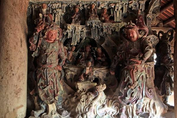 Tại chùa Thượng, người ta còn thấy các động bằng đất đắp, trong và xung quanh các động có khá nhiều tượng. Tại chùa Thượng, người ta còn thấy các động bằng đất đắp, trong và xung quanh các động có khá nhiều tượng.