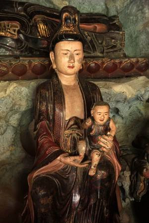 Một tuyệt tác nữa ở chùa là pho tượng Quan Âm tống tử, thường gọi là tượng bà Thị Kính cao 0,76 m. Tượng này diễn tả người phụ nữ thùy mị, vẻ mặt hơi buồn, ẵm một đứa bé bụ bẫm, kháu khỉnh. Đường nét chạm khắc mềm mại, trau chuốt, thoải mái về dáng điệu, sinh động về tinh thần. Một tuyệt tác nữa ở chùa là pho tượng Quan Âm tống tử, thường gọi là tượng bà Thị Kính cao 0,76 m. Tượng này diễn tả người phụ nữ thùy mị, vẻ mặt hơi buồn, ẵm một đứa bé bụ bẫm, kháu khỉnh. Đường nét chạm khắc mềm mại, trau chuốt, thoải mái về dáng điệu, sinh động về tinh thần.