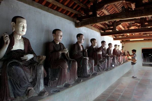 Ở dãy hành lang bên trái là 9 pho La Hán được tạo đắp diện tướng khác nhau, nhiều vẻ mặt nhưng đều với trạng thái từ bi đôn hậu. Dãy hành lang bên phải có 9 pho La Hán khác. Ở dãy hành lang bên trái là 9 pho La Hán được tạo đắp diện tướng khác nhau, nhiều vẻ mặt nhưng đều với trạng thái từ bi đôn hậu. Dãy hành lang bên phải có 9 pho La Hán khác.