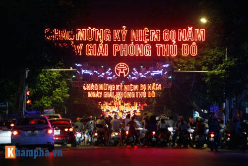 Dòng chữ "Chào mừng kỷ niệm 60 năm ngày Giải phóng Thủ đô" được thắp sáng trên đường Bà Triệu từ nhiều ngày nay.