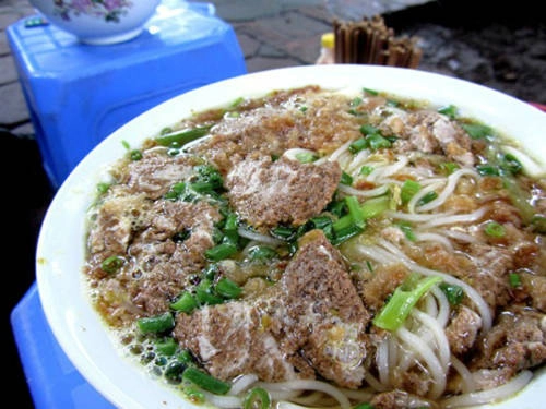 Giá từ 25.000 - 30.000 đồng một bát bún nhiều gạch cua thơm ngon. Giá từ 25.000 - 30.000 đồng một bát bún nhiều gạch cua thơm ngon.