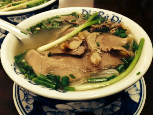 Phở vừa cung cấp năng lượng vừa giúp tỉnh người và làm ấm cơ thể, giá trung bình từ 25.000 – 60.000 đồng tùy nơi. Phở vừa cung cấp năng lượng vừa giúp tỉnh người và làm ấm cơ thể, giá trung bình từ 25.000 – 60.000 đồng tùy nơi.