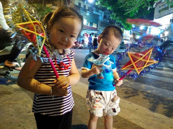 Bé Nam Phong và Thùy Dương vô cùng tò mò, thích thú với những món đồ bố mẹ mua tặng. Trong mắt các em có lẽ rằm tháng tám luôn kỳ diệu, huyền ảo và đẹp đẽ