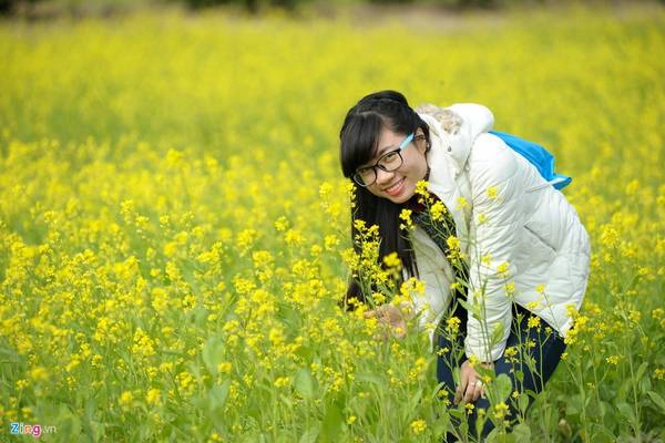 Hải Yến, sinh viên năm thứ 4 Đại học Khoa học Tự nhiên Hà Nội (ảnh) cho biết, cô đã ước mơ được chụp ảnh với hoa cải từ năm đầu đại học. Tuy nhiên, lần này khi có xe máy Yến mới có điều kiện để thực hiện. Hải Yến, sinh viên năm thứ 4 Đại học Khoa học Tự nhiên Hà Nội (ảnh) cho biết, cô đã ước mơ được chụp ảnh với hoa cải từ năm đầu đại học. Tuy nhiên, lần này khi có xe máy Yến mới có điều kiện để thực hiện.