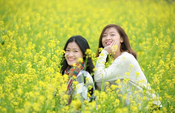 Hai chị em Thúy (1989) và Thảo (1994) đi xe máy gần 20 km tới đây để được chụp ảnh giữa đồng hoa. Hai chị em Thúy (1989) và Thảo (1994) đi xe máy gần 20 km tới đây để được chụp ảnh giữa đồng hoa.