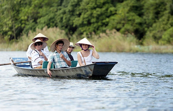 Nằm cách Hà Nội khoảng 60km, đến đây du khách chỉ mất thêm 240.000 tiền thuê đò là có thể đi khắp suối Yến chiêm ngưỡng vẻ đẹp của hoa súng và ngắm cảnh - Ảnh: Bá Quỳnh Nằm cách Hà Nội khoảng 60km, đến đây du khách chỉ mất thêm 240.000 tiền thuê đò là có thể đi khắp suối Yến chiêm ngưỡng vẻ đẹp của hoa súng và ngắm cảnh - Ảnh: Bá Quỳnh