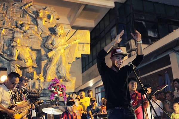 du lịch Hà Nội - Ca sỹ Đông Hùng trong một buổi biểu diễn Monsoon Street Show.