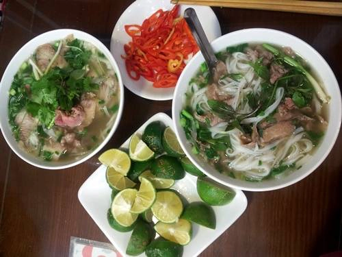 Phở bò Với người Hà Nội, một trong những thương hiệu phở nổi tiếng nhất nhì đất Hà Thành nằm trên phố Lý Quốc Sư. Phở ở đây nức tiếng từ lâu bởi thứ nước dùng đặc trưng; thơm mùi gia vị mà không bị béo. Cái khéo léo của những chủ nhân đời đầu trong công thức nấu phở, được truyền lại cho con cháu làm món ăn nổi tiếng tới ngày nay. Đặc biệt, phở Lý Quốc Sư chỉ chuyên về các món bò với đủ loại tái, chín, nạm, gầu. Tô phở đầy đặn, ăn kèm với quẩy giòn, vàng ruộm và các loại rau sống. Quán phục vụ bữa sáng 6h - 14h và bữa tối 17h30 - đến 22h. Giá một tô phở dao động 45.000 - 75.000 đồng. Ảnh: Hương Chi.