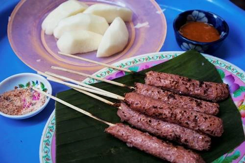 Nem nướng Cách mặt đường Lý Quốc Sư vài mét là một con ngõ nhõ, nổi tiếng với món nem nướng. Nem ở đây không được rán mà nướng trên bếp than hoa. Sau khi nướng xong, nem vẫn giữ được vị ngọt, sắc hồng và ăn không có cảm giác ngấy vì dầu mỡ. Chủ quán bày nem ra lá chuối; ăn kèm với củ đậu. Chút cay nồng của nước chấm ớt đi kèm như làm giảm đi phần nào bởi vị ngọt mát của củ đậu. Bên cạnh nem nướng, bạn cũng có thể thưởng thức những món ăn vặt nổi tiếng khác khác như cá bò, cá chỉ vàng. Giá 5.000 đồng một chiếc. Ảnh: Minh Đức.