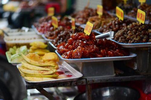 Hoa quả dầm và mứt Không nhộn nhịp như phố Hàng Đường nhưng Lý Quốc Sư cũng có nhiều cửa hàng hoa quả dầm, mứt trái cây với đầy đủ hương vị và màu sắc. Chưa cần nếm thử, du khách đã cảm thấy thích mắt với sự đa dạng, ngập tràn màu sắc của hoa quả ở đây: màu vàng xanh của xoài dầm, vàng bóng của mứt quất hay nâu đỏ của mận. Giá dao động 100.000 - 200.000 đồng một kg tùy loại. Ảnh: Lozi.