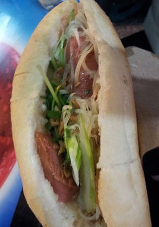 Các nguyên liệu làm nhân bánh mì được chủ quán tự chế. Ảnh: foody Các nguyên liệu làm nhân bánh mì được chủ quán tự chế. Ảnh: foody
