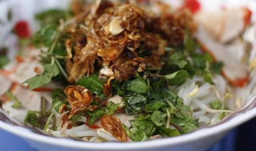 Khi ăn bạn phải trộn đều các nguyên liệu để cho ngấm nước dùng. Ảnh: ngoisao