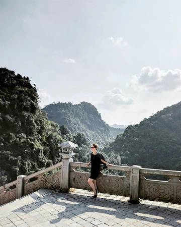 Một góc nhìn từ chùa Hương Tích. Ảnh: @@lucindaburtt