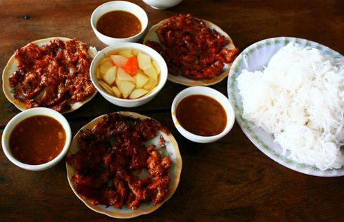 Suất bún thịt nướng đầy đặn dành cho ba người ăn. Ảnh: Minh Đức Suất bún thịt nướng đầy đặn dành cho ba người ăn. Ảnh: Minh Đức