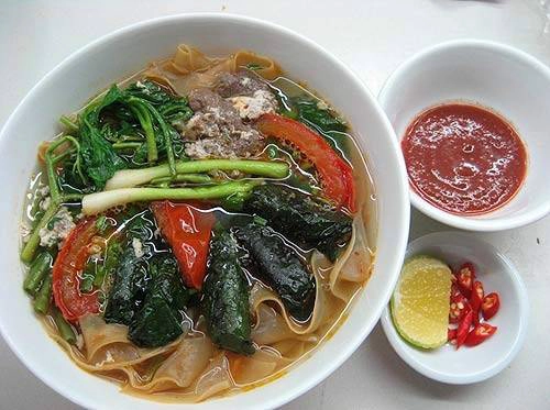 Món ngon Hải Phòng không thể không nếm thử chính là bánh đa cua nổi tiếng.