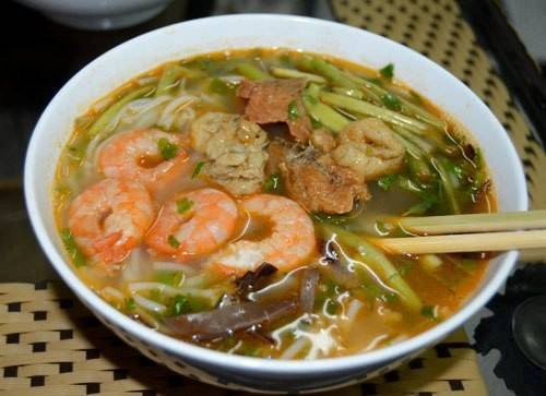Bún tôm cũng là món ăn đặc trưng, thơm ngon của ẩm thực vùng đất cảng.