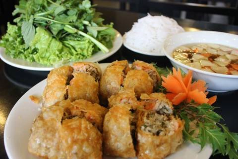 Món nem cua bể vuông vức đẹp mắt ăn cùng bún và rau sống thơm ngon.