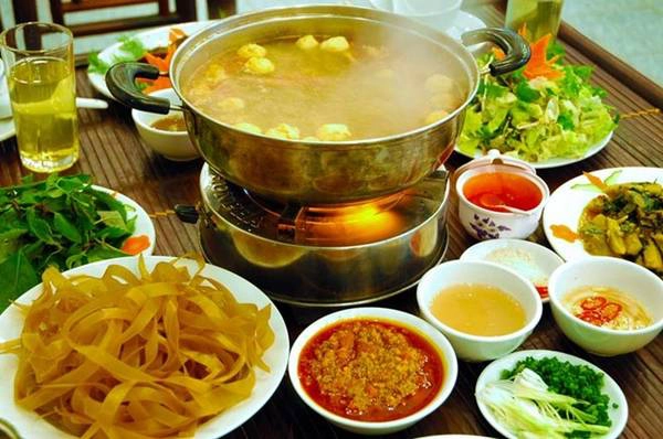Lẩu cua đồng ngon ngọt thu hút thực khách.