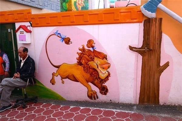 Sư tử hèn nhát tung tăng... (Ảnh: Trip Zilla) Sư tử hèn nhát tung tăng... (Ảnh: Trip Zilla)