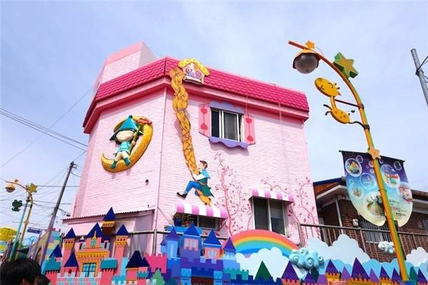 Nhìn đuôi tóc vàng dài ơi là dài này, bạn có biết nàng công chúa nào đang ở trên kia không? (Ảnh: Trip Zilla) Nhìn đuôi tóc vàng dài ơi là dài này, bạn có biết nàng công chúa nào đang ở trên kia không? (Ảnh: Trip Zilla)