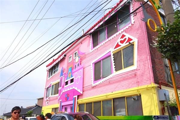 Chỉ một chút biến tấu, khu nhà ổ chuột đã biến thành một thiên đường mà ai cũng mong muốn sở hữu. (Ảnh: Trip Zilla) Chỉ một chút biến tấu, khu nhà ổ chuột đã biến thành một thiên đường mà ai cũng mong muốn sở hữu. (Ảnh: Trip Zilla)